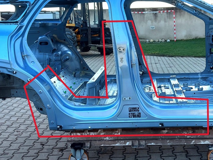 Ford Explorer VII R2KB quarter pillar central right