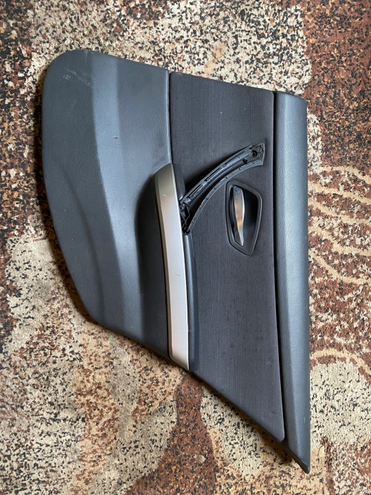 BMW E90 bok pravý záď MATERIAL