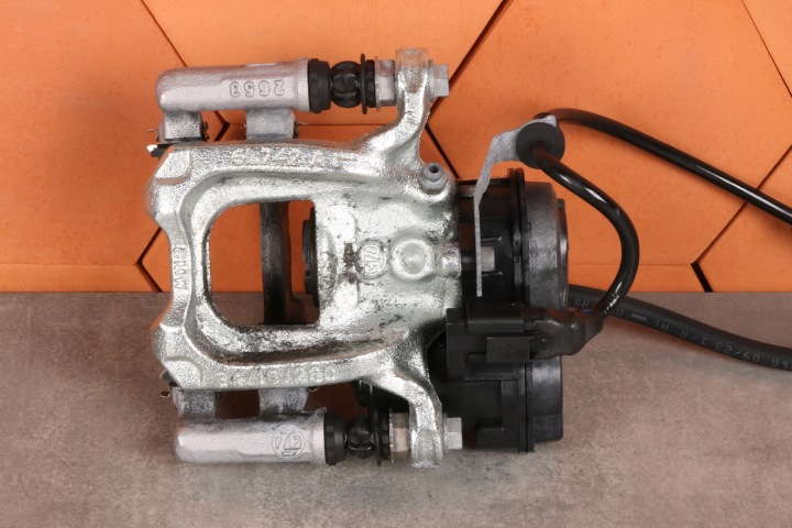 BMW F70 F74 U06 X1 U11 X2 U10 PINZA FRENO freno sinistra posteriore 34/10/280 3674km!