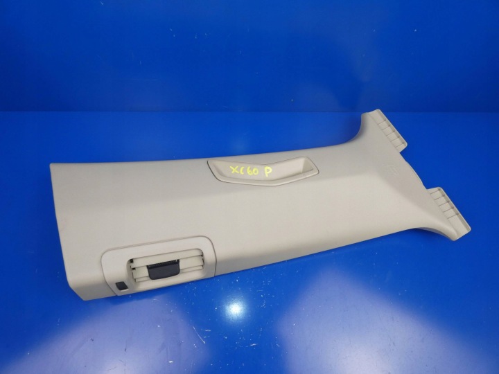 VOLVO XC60 and cover SLUPKA B SRODKOWEGO PRZELOTKA supports right