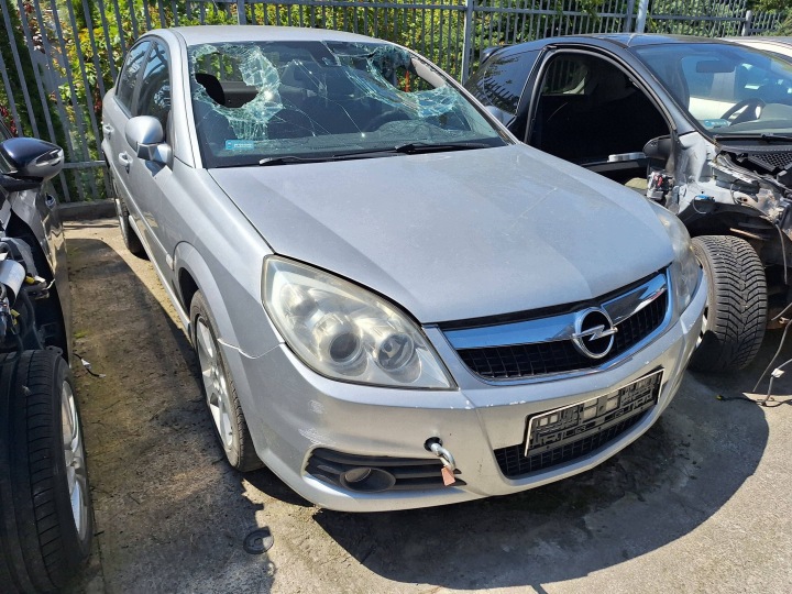 Opel Vectra C Signum 2005-2008 LIFT SREBRNY bumper front Z157 PO LIFCIE