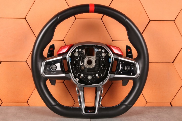 BMW M5 G90 G99 original volant M-POWER s radením ASYSTENT