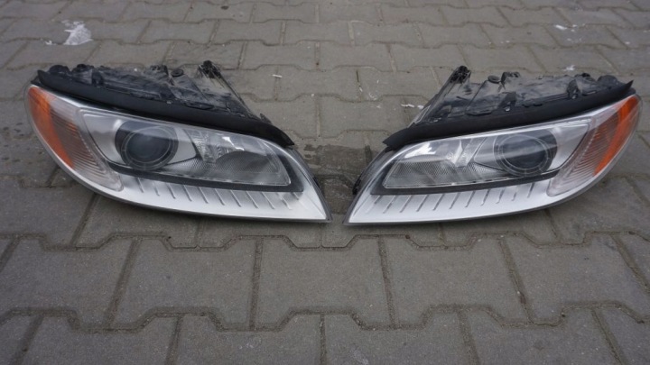 VOLVO S80 V70 XC70 - left right light XENON front