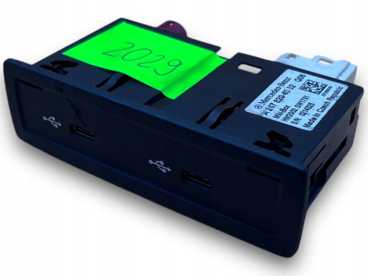 MERCEDES W247 GNIAZDO ZLACZE PORT USB A2478204002 @M