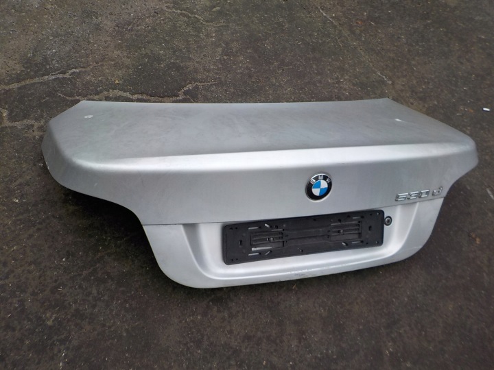 Malle hayon arrière coffre bmw e60 2008r