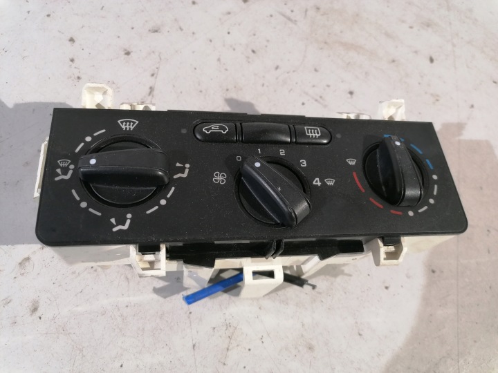Citroen C2 and control panel air conditioning devices