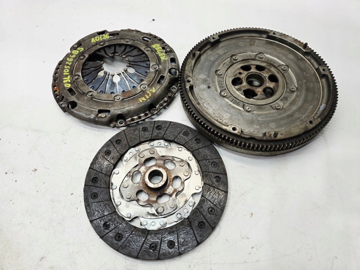 Reifen Rad Schwungrad Kupplung Druckplatte AUDI VOLKSWAGEN SEAT SKODA 1.6TDI 03L105266BS 10/26