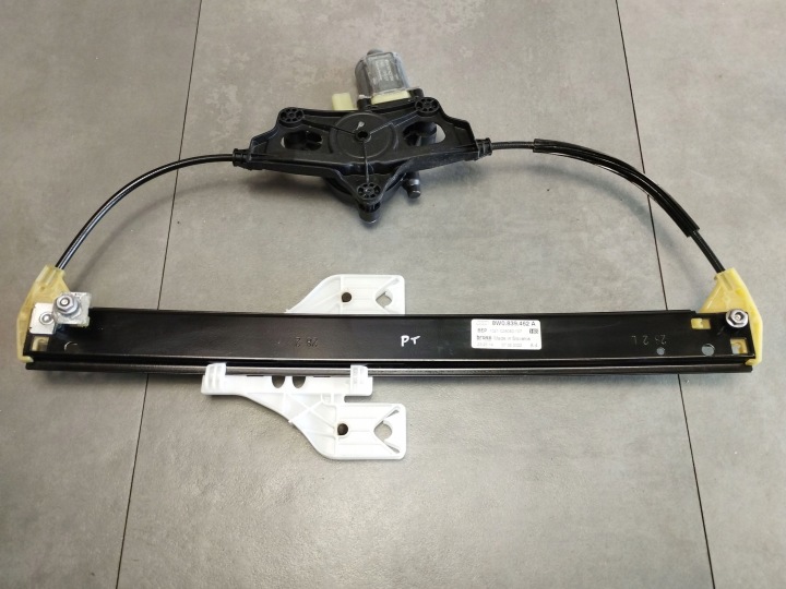Audi A4 S4 B9 8W stahování okna pravý záď zadní 8W0839462A