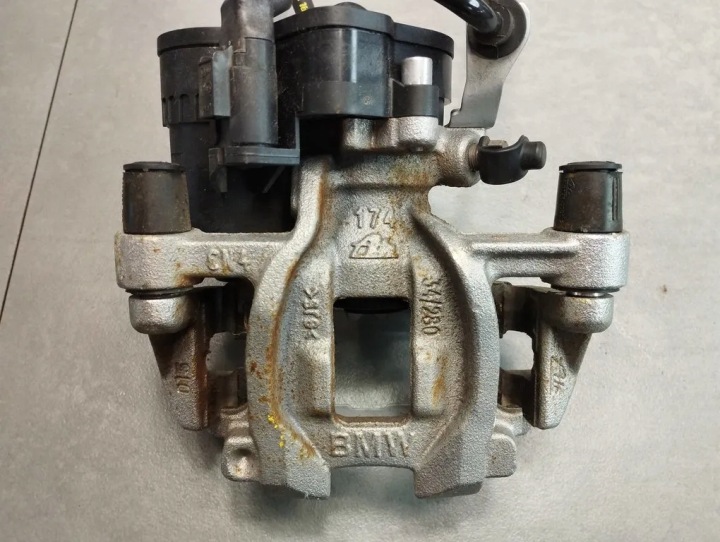 BMW X1 F48 Bremssattel Bremse Sattel rechts heck 6880380