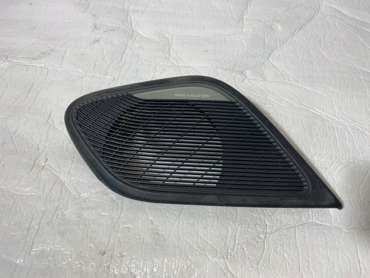 AUDI R8 rechts Blende Abdeckung des Lautsprechers BANG & OLUFSEN 4S1868092C