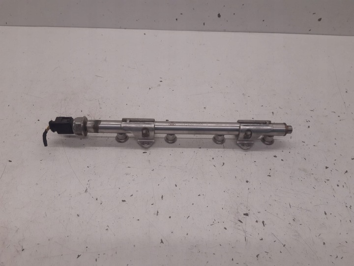 Kraftstoffverteiler Einspritzleiste Sensor VW Caddy IV 2K5 1,2 TSI