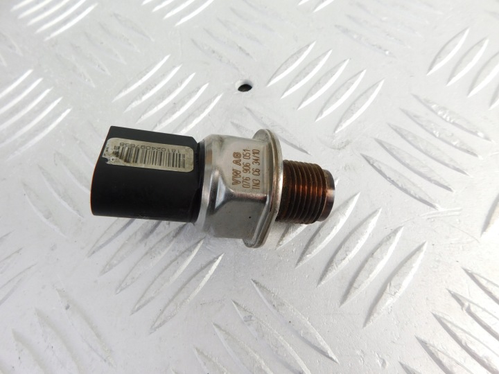 VW Crafter 2.5 TDI valve sensor of pressure of the fuel for listwe 076906051 OEM