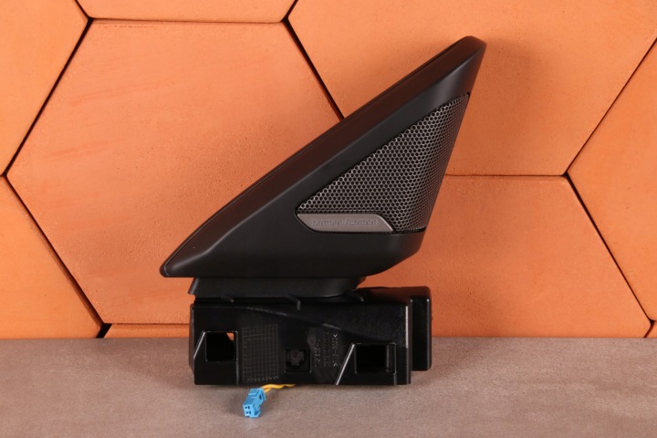 BMW Z4 G29 covering right speaker WYSOKOTONOWY HARMAN 7431806 9362561