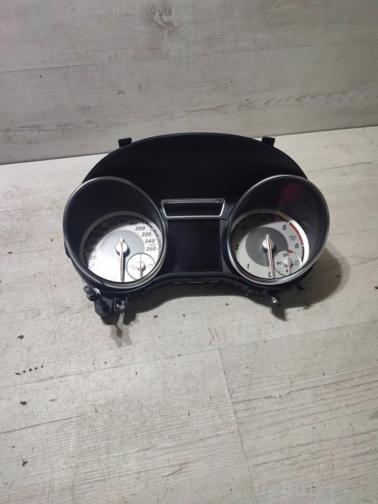 Mercedes-Benz GLA W156 2015 dials / Predkosciomierz