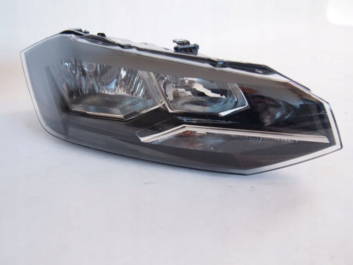 Volkswagen Polo 17r Reflektor desni far desna VW 2G1941006