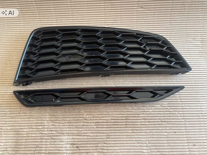 AUDI Q3 mřížka nárazníku pravá předek 8U0807682T 8U0807926 KPL.