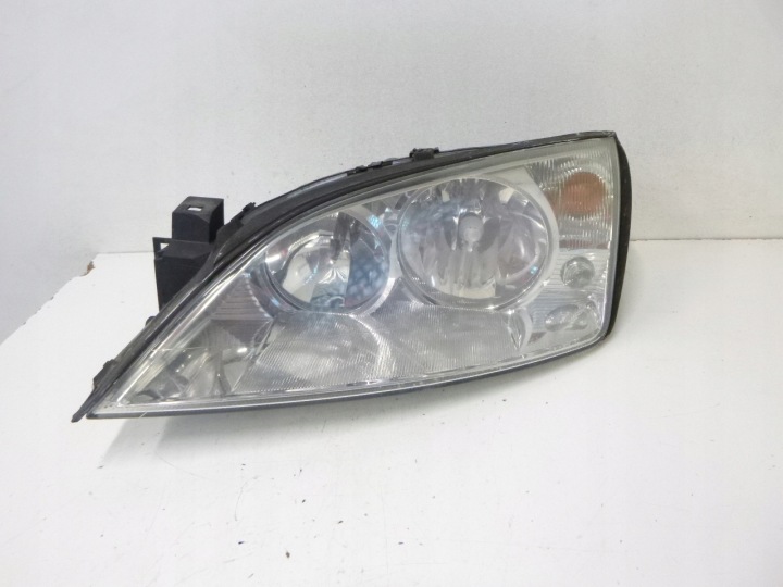 light front Ford Mondeo III 04r.