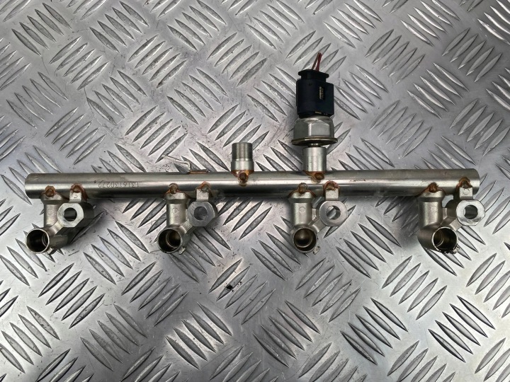 Mercedes W204 W212 M271 Schlauch Schiene Kraftstoffverteiler Einspritzleiste A2710705195