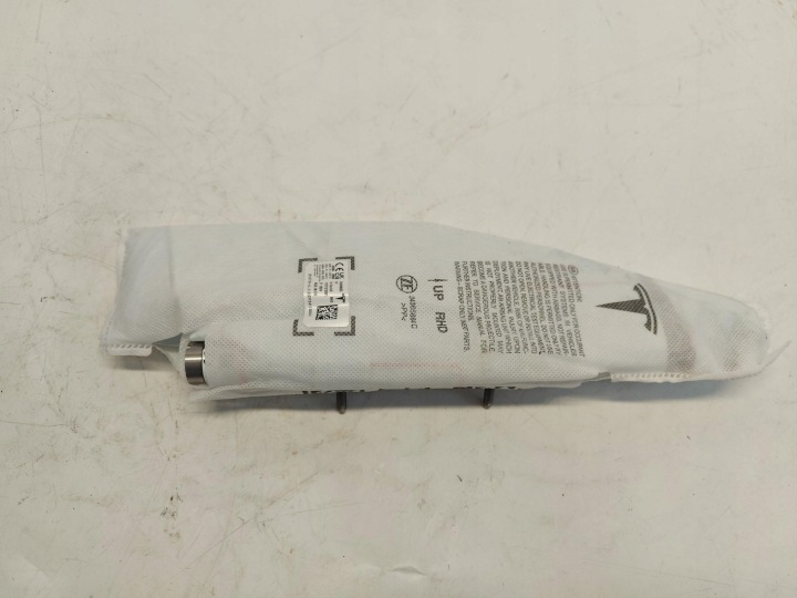 TESLA MODEL Y 2024r seitenairbag rechts 1077834-EU-C