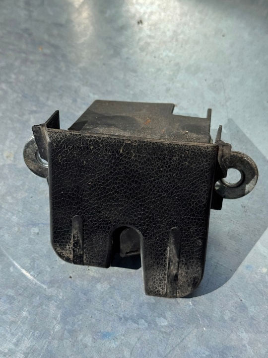 VW GOLF V Positif de la Serrure du capot Porte coffre hayon Original