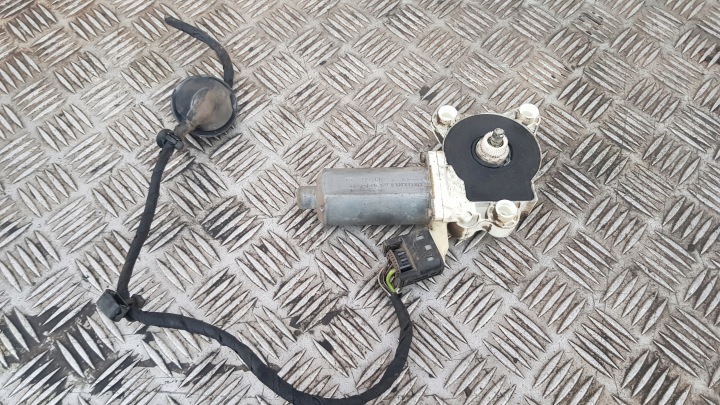 MERCEDES W209 mini motor PODNOSNIKA right rear part