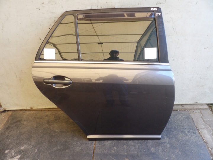 TOYOTA AVENSIS II T25 LIFT KOMBI LAK.1G3 dveře záď pravé