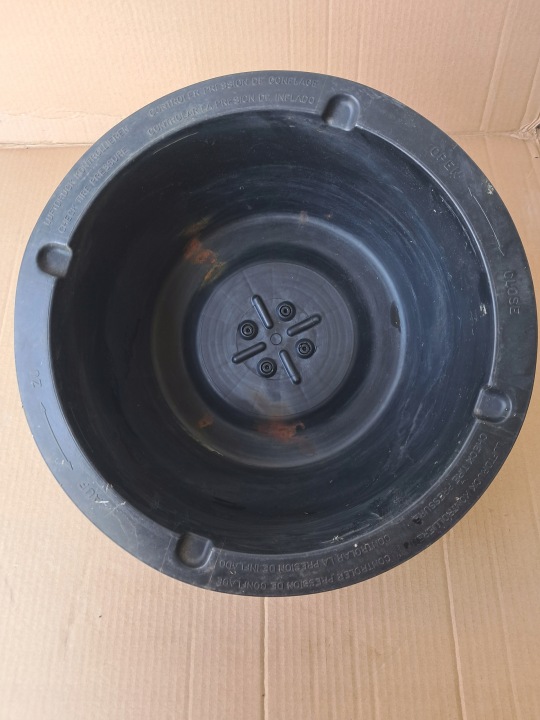 bracket sump wheels of a spare MERCEDES W124 W201 2018900107
