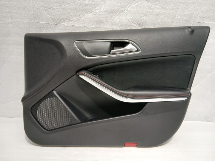 MERCEDES A45 W176 AMG Bok dvere pravý predok