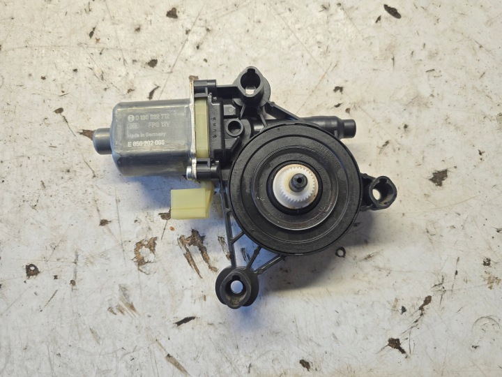 AUDI A3 8V Motor PODNOSNIKA Fenster 5Q0959802 EUROPA