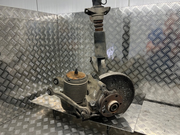 Achsschenkel Radnabe Radlager schenkel links heck Z Querlenker AUDI A6-C7 8R0505431F