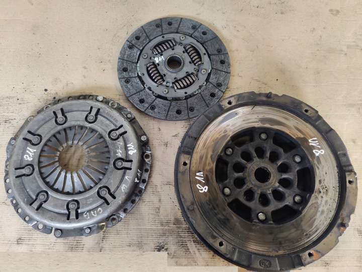 AUDI A4 A5 1.8 TFSI CAB Koleso zotrvčnik 0B1105266N kotúč prítlačák 811