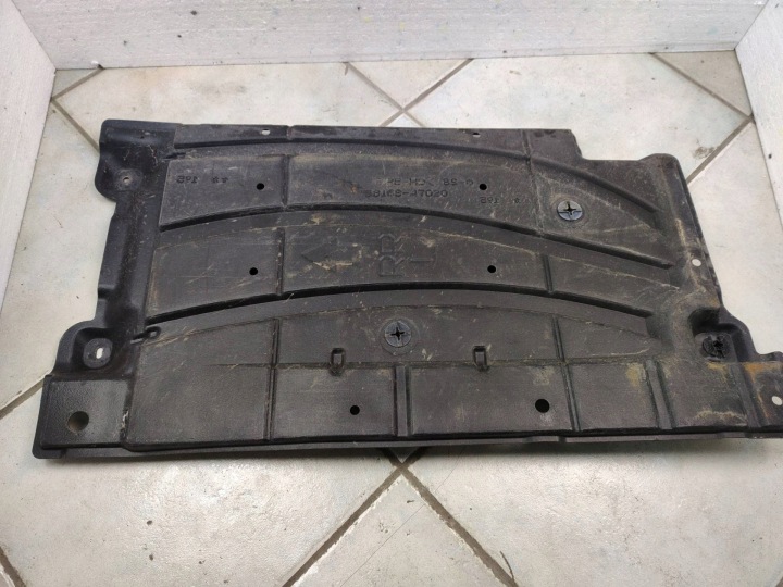 cover chassis left side Toyota Prius 3 facelift 2011 58168-47020