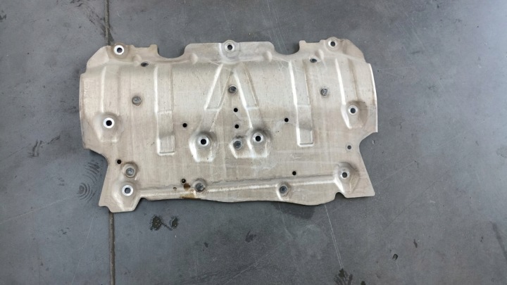 BMW G22 floor cover below engine 6878580