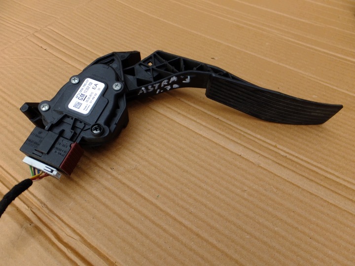 potentiometer gas opel astra J IV 1,7 cdti 2010r 13252702