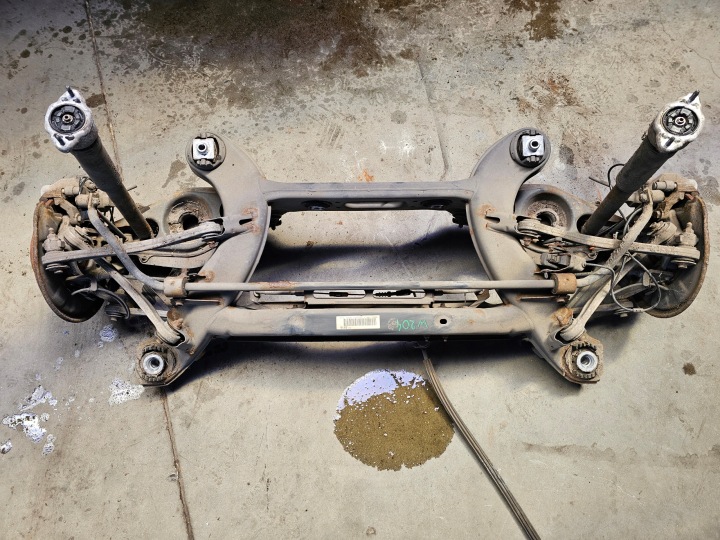 MERCEDES W204 COUPE LIFT Renfort pare choc Pont essieu de la suspension Arrière
