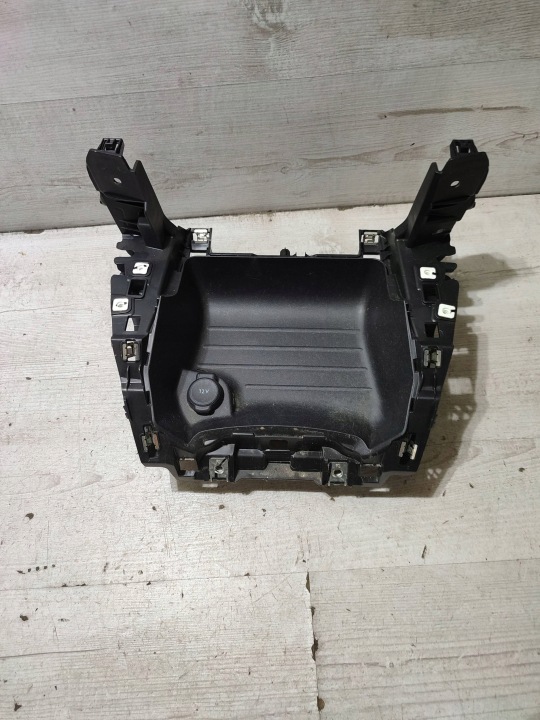 Peugeot 2008 II 2020 element tunelu srodkowego skrinka spolujazdca