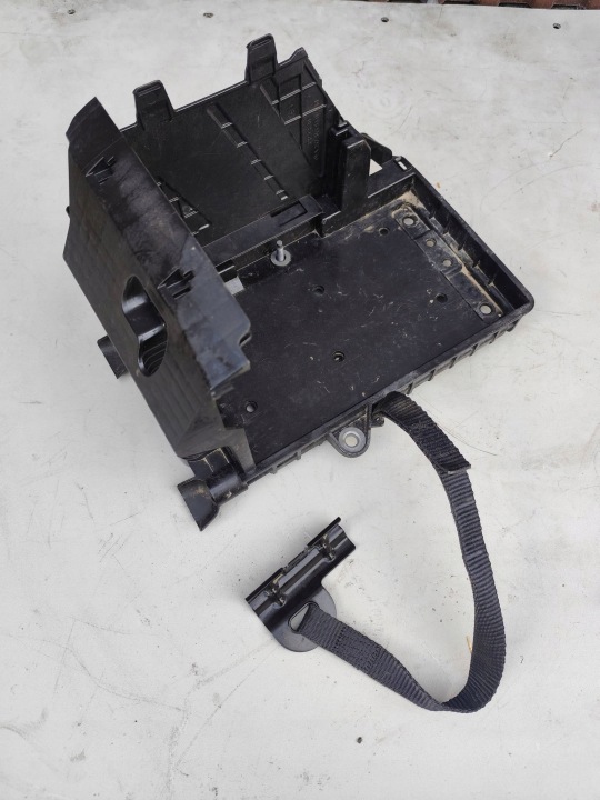 MERCEDES GLB 247 držač poklopač akumulatora A2475459300