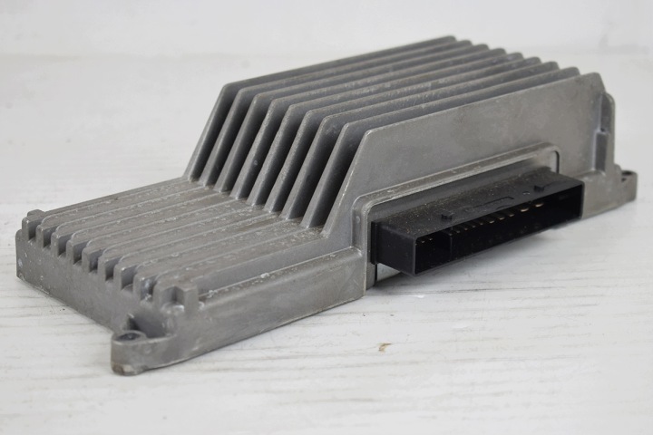 erösítö AUDIO AUDI A4 B8 A5 8T 8R1035223A