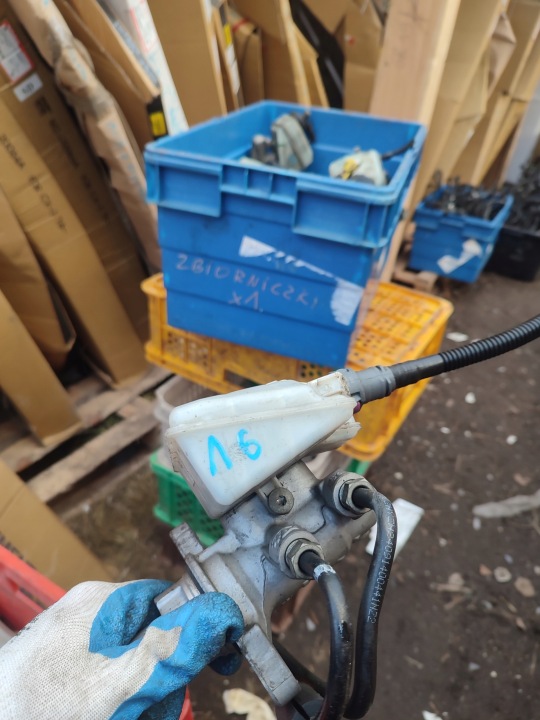 FOCUS MK3 LIFT ST 2.0 EB BROMS PUMP BEHÅLLARE 15R 10