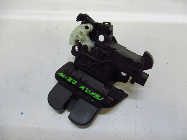 AUDI A4 B7 KOMBI de la Serrure du capot Porte coffre hayon 8E9827520A