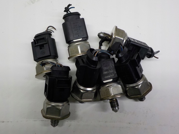 VOLKSWAGEN GOLF V 1.6 FSI sensor of pressure of the fuel 03C906051G