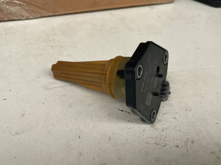 sensor of the level oil AUDI Q3 F3 06K907660C @M