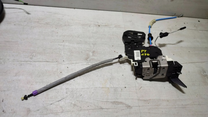 Mercedes-Benz A W176 2017 Arrière Bouche buse Droit de la Serrure Portière