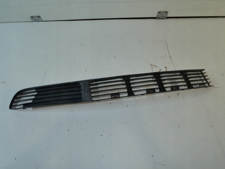 VW PASSAT B5 lüftungsgitter der stoßstange vorne 3B0853677B
