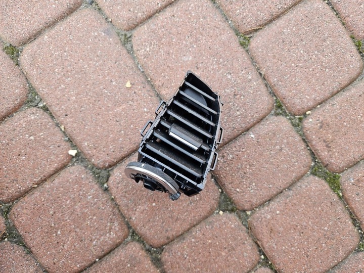 Lüftungsgitter Armaturenbrett konsole rechts des lüfters nadmuchu RENAULT MEGANE 4 IV 687501810R