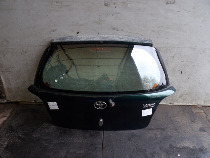 Toyota Yaris et malle/hayon arrière lak. 6R4