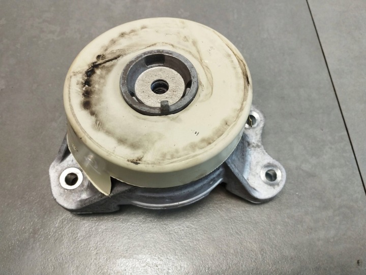 Mercedes-Benz GLC X253 engine mount A2532400900