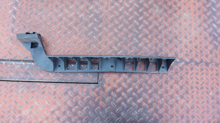 Suppporto montaggio paraurti sinistra posteriore SKODA OCTAVIA III HB