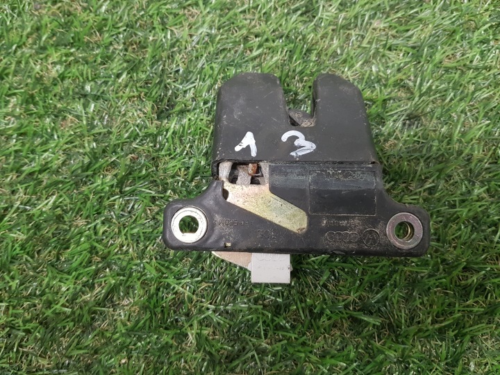 de la serrure du capot coffre AUDI A3 8L