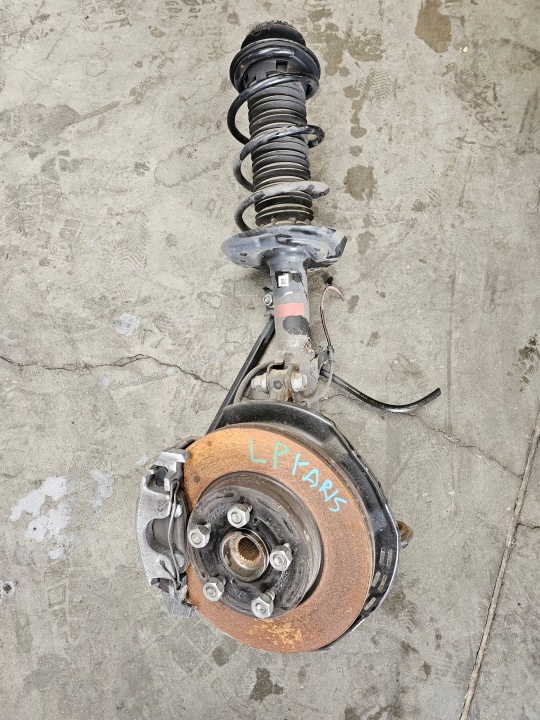 MCPERSON vorne links TOYOTA YARIS IV 20